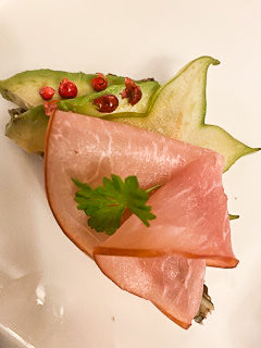 Feiner Lachsschinken mit Avocado und Karambola, harmonisch abgerundet mit rotem Pfeffer